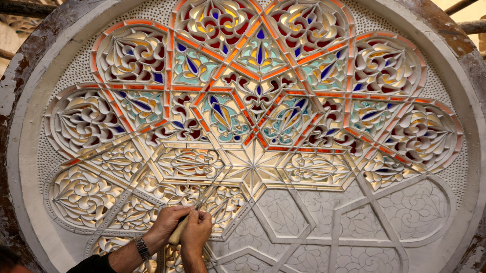 فلسطينيون يرممون نوافذ تاريخية للمسجد الأقصى