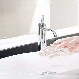 ماذا يفعل غسل اليدين المفرط لبشرتك؟