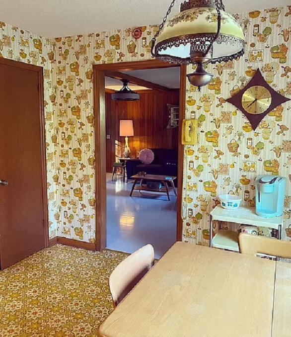 تتقمص شخصية ربة منزل من خمسينيات