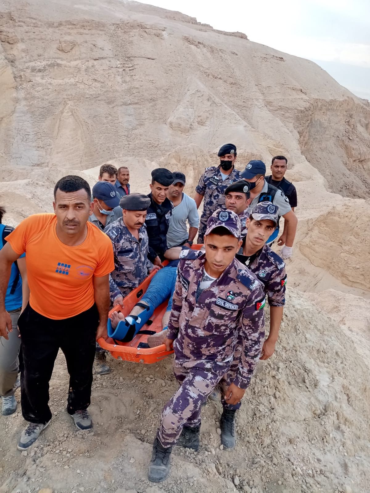 الدفاع المدني ينقذ سائحا سقط عن