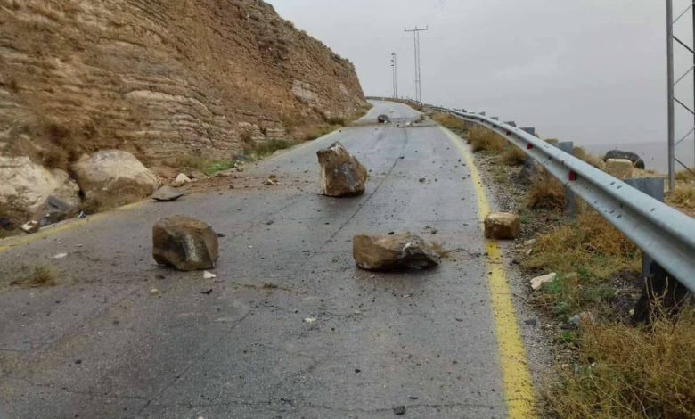 انهياران يغلقان طريق ذيبان – الموجب