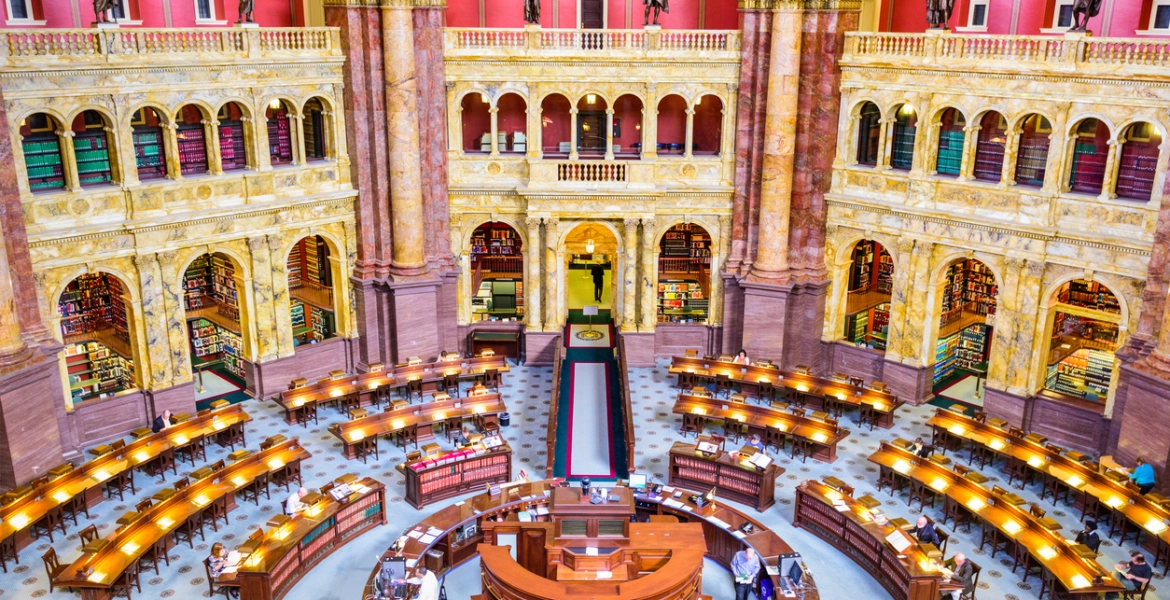 تمتلك مخطوطة في مدح الرسول وكتب