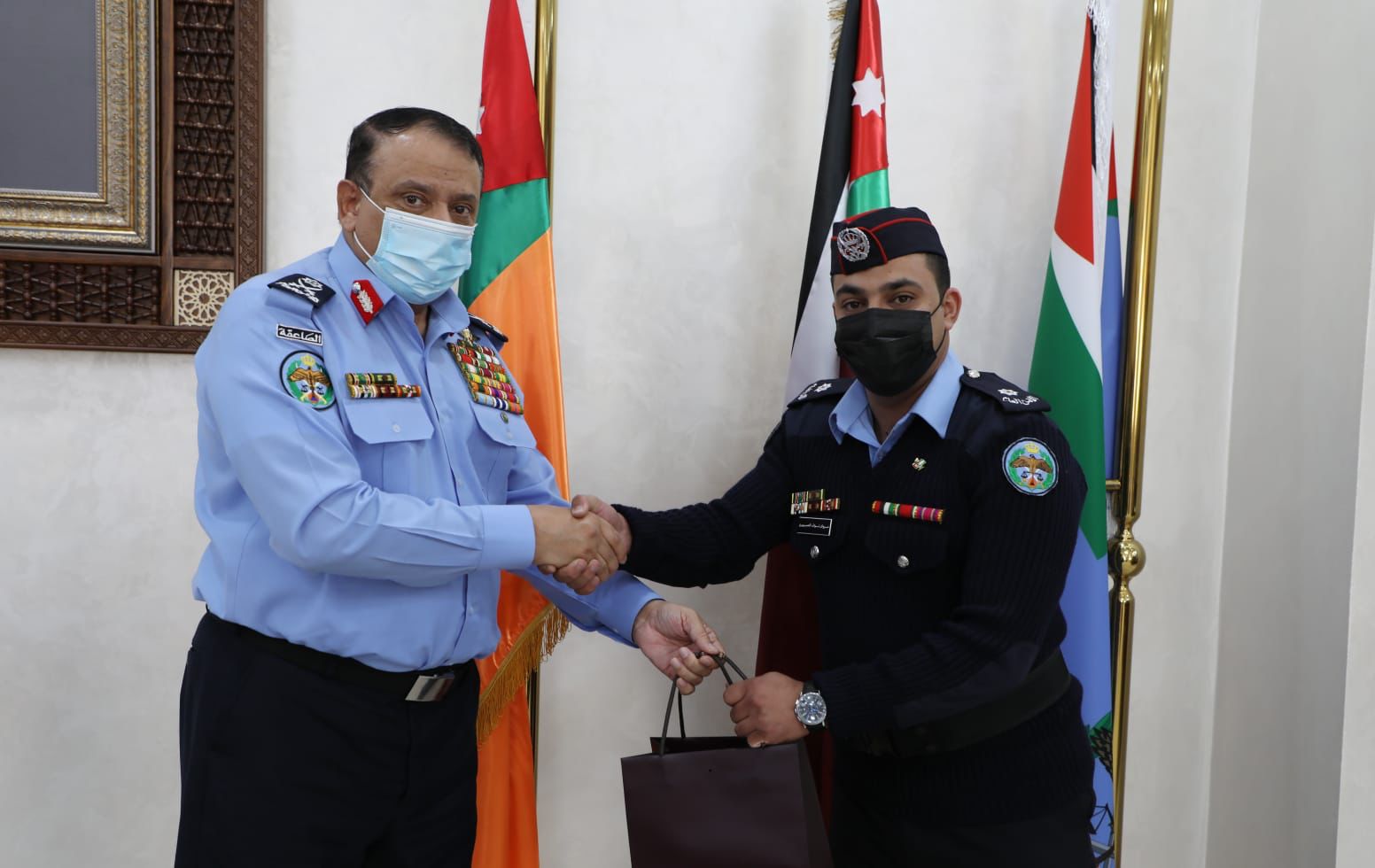 الحواتمة يسلم هدية ملكية للملازم العميريين