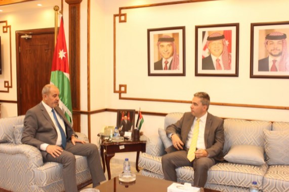 وزير الصناعة والتجارة يبحث مع سفير