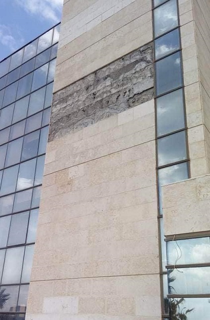 سقوط جزء من واجهة مبنى كلية