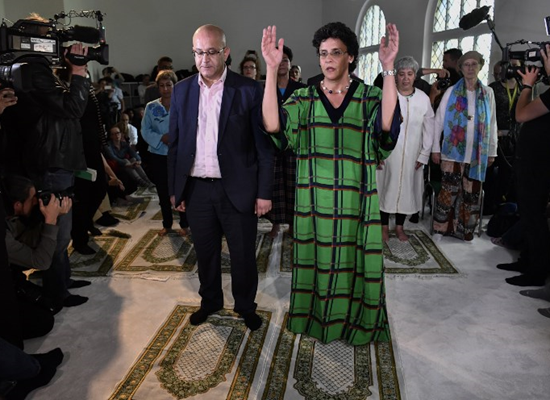 مصلى (ليبرالي) يثير السخرية‎ .. (صور)