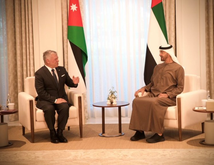 الملك يجري مباحثات مع ولي عهد