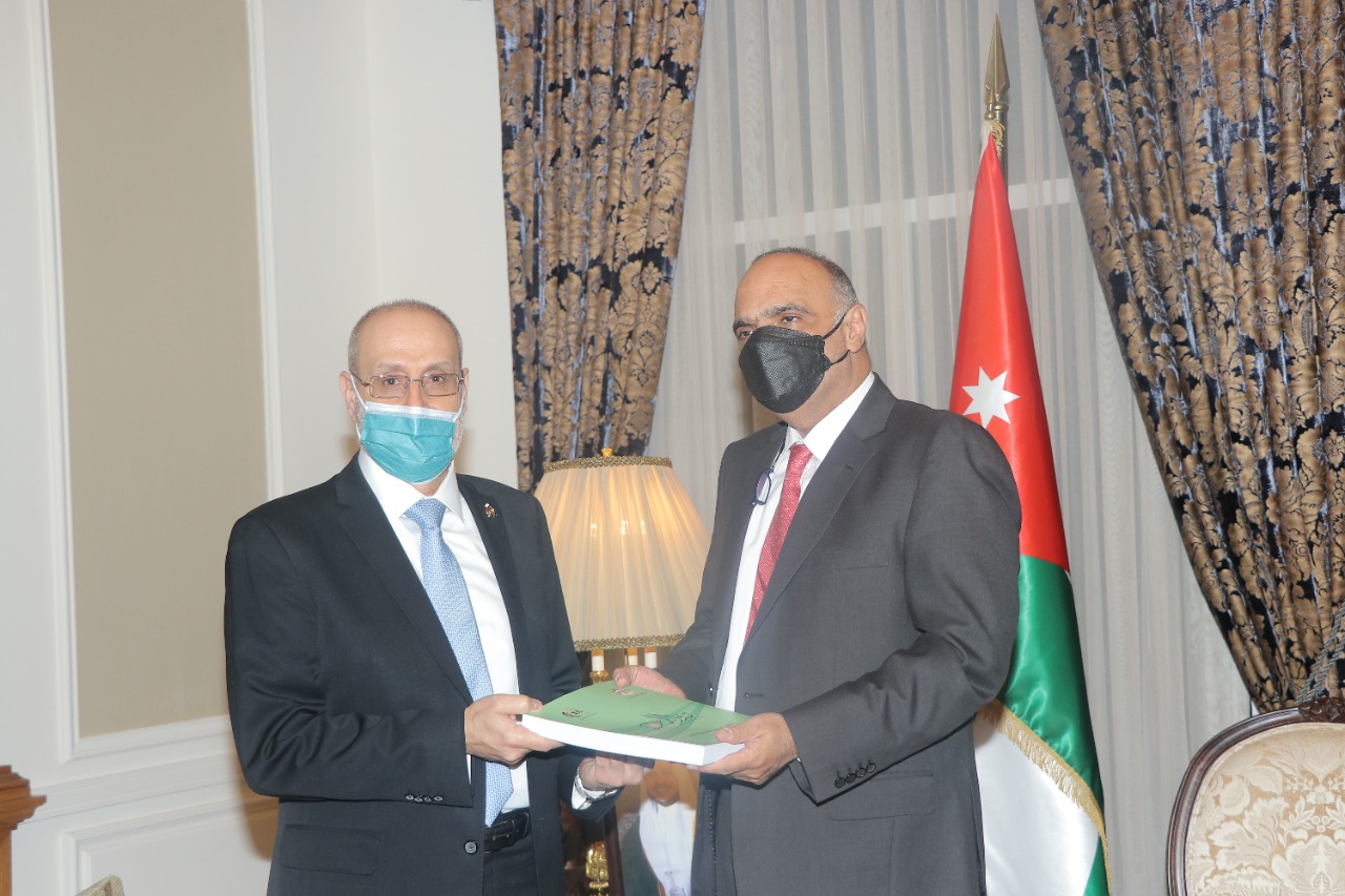 الخصاونة يتسلم نسخة من تقرير ديوان