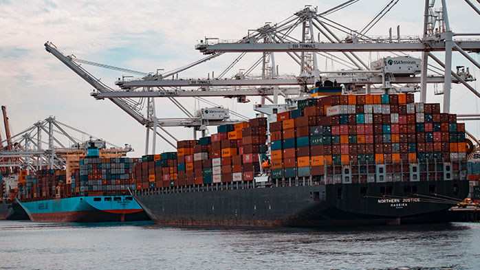 الشحن البحري يدفع فاتورة الحرب الباردة