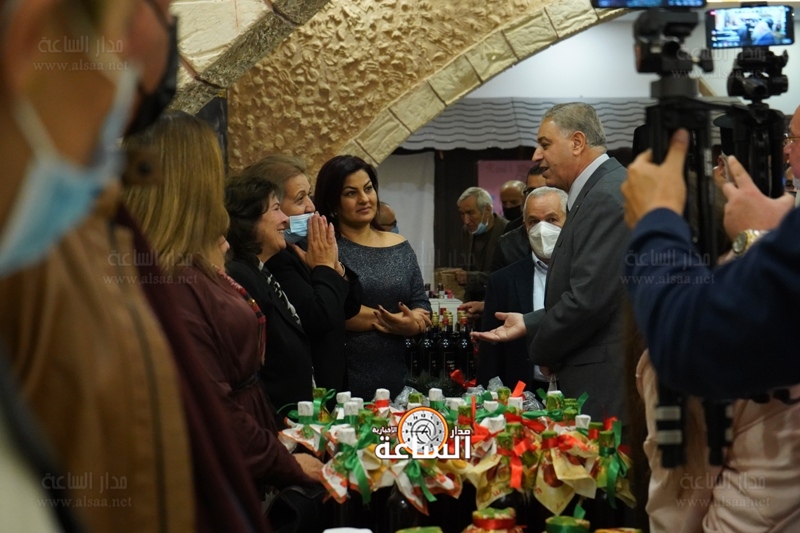 ابو هديب يفتتح بازار نادي الفحيص الارثوذكسي ويضيء شجرة الميلاد (صور)