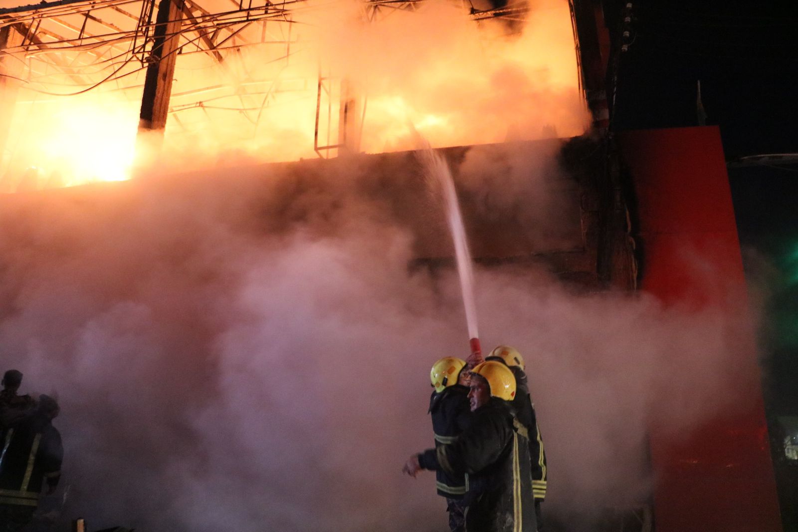 الدفاع المدني يخمد حريقا لمبنى من3