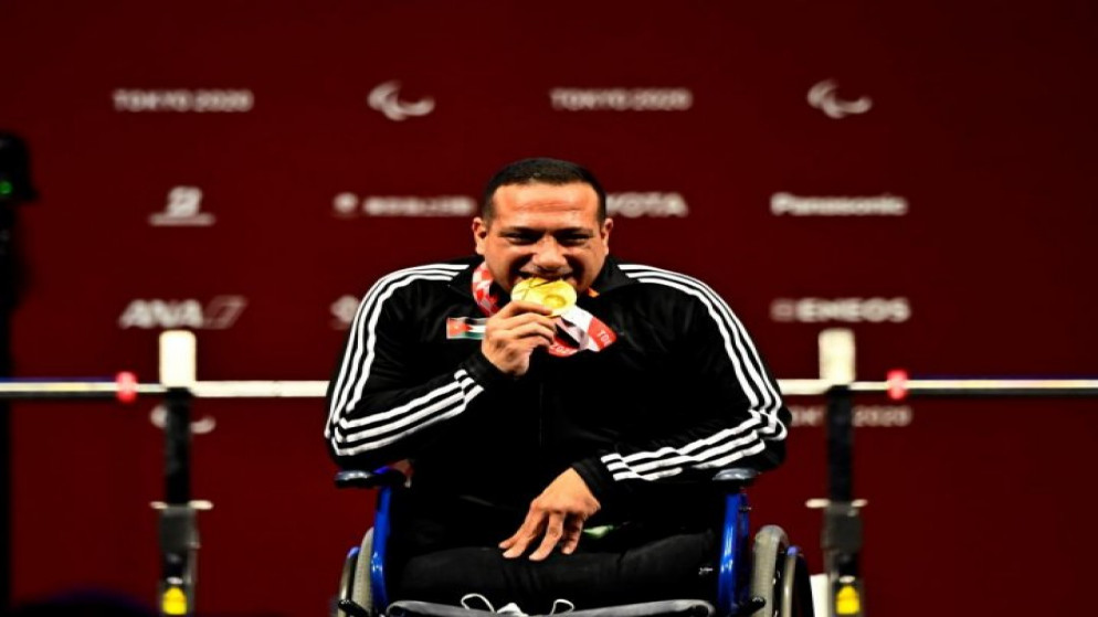 عمر قرادة يتوج بالميدالية الذهبية في بطولة العالم لرفع الأثقال البارالمبية