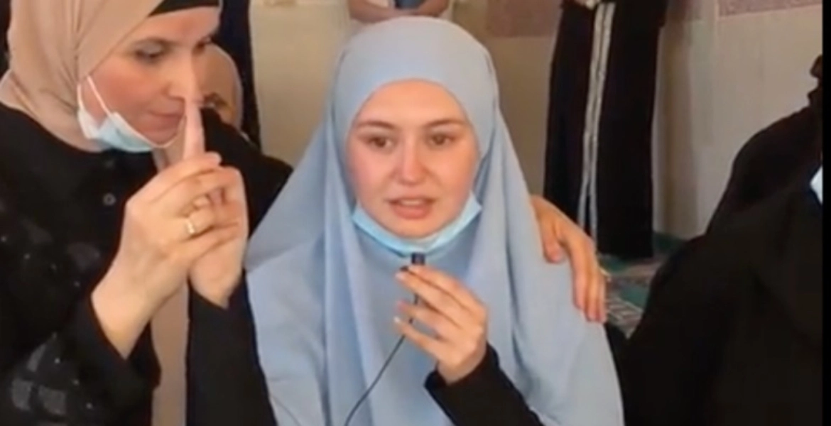فيديو مؤثر لفرنسية اعتنقت الإسلام بأحد المساجد