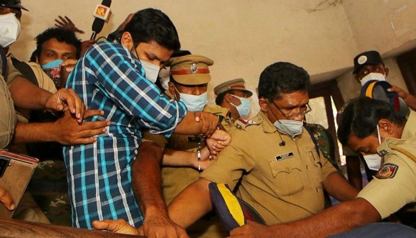 يستخدم أفعى سامة لقتل زوجته وهي