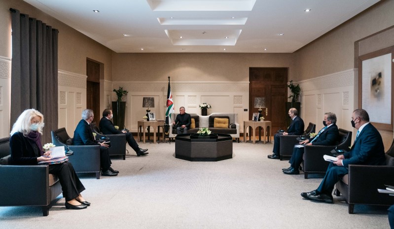 الملك يستقبل المفوض الأوروبي لشؤون التوسع