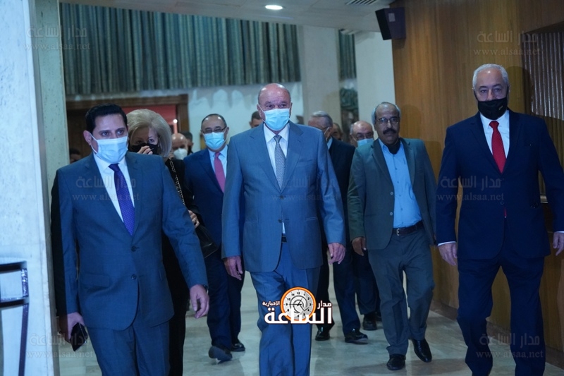 العموش يوقع كتابه ’ذوقان الهنداوي‘ (صور)