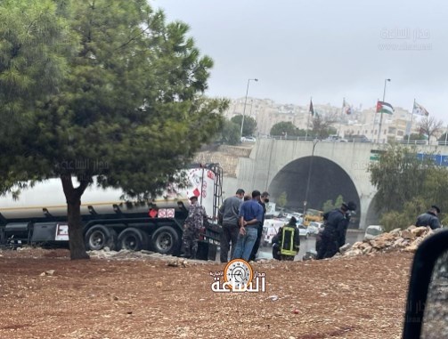 صهريج نقل محروقات يخرج عن مساره