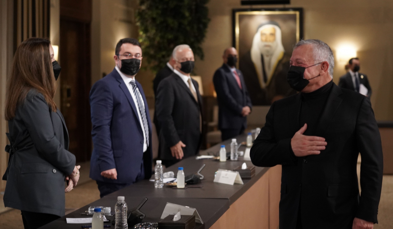 الملك يلتقي أصحاب شركات ناشئة (صور)