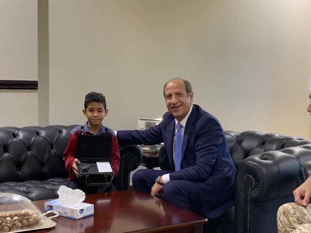 السفير الأردني زيد اللوزي يكشف هوية المشجع الأردني الطفل الذي أثار وسائل التواصل (فيديو وصور)