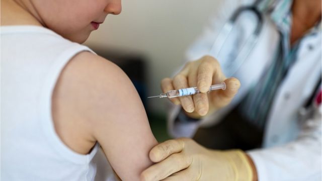 ذراع مزيف.. حيلة رجل للحصول على شهادة تطعيم دون تلقي اللقاح