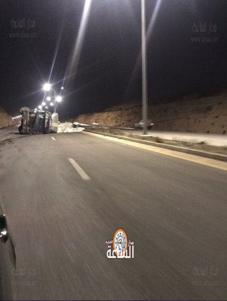 انقلاب تريلا على طريق اربد شارع