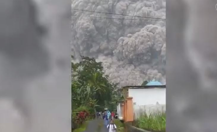 فيديو لثوران بركان يقتل 13 شخصاً بإندونيسيا ويجبر السكان على الهروب