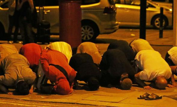 المسلمون واصلوا الصلاة بعد هجوم فينسبري