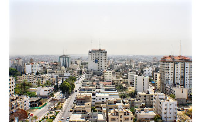 إسرائيل تبدأ بتخفيض امدادات الكهرباء لقطاع