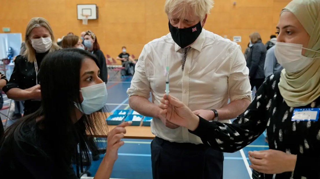 جونسون يعلن أول حالة وفاة لمريض