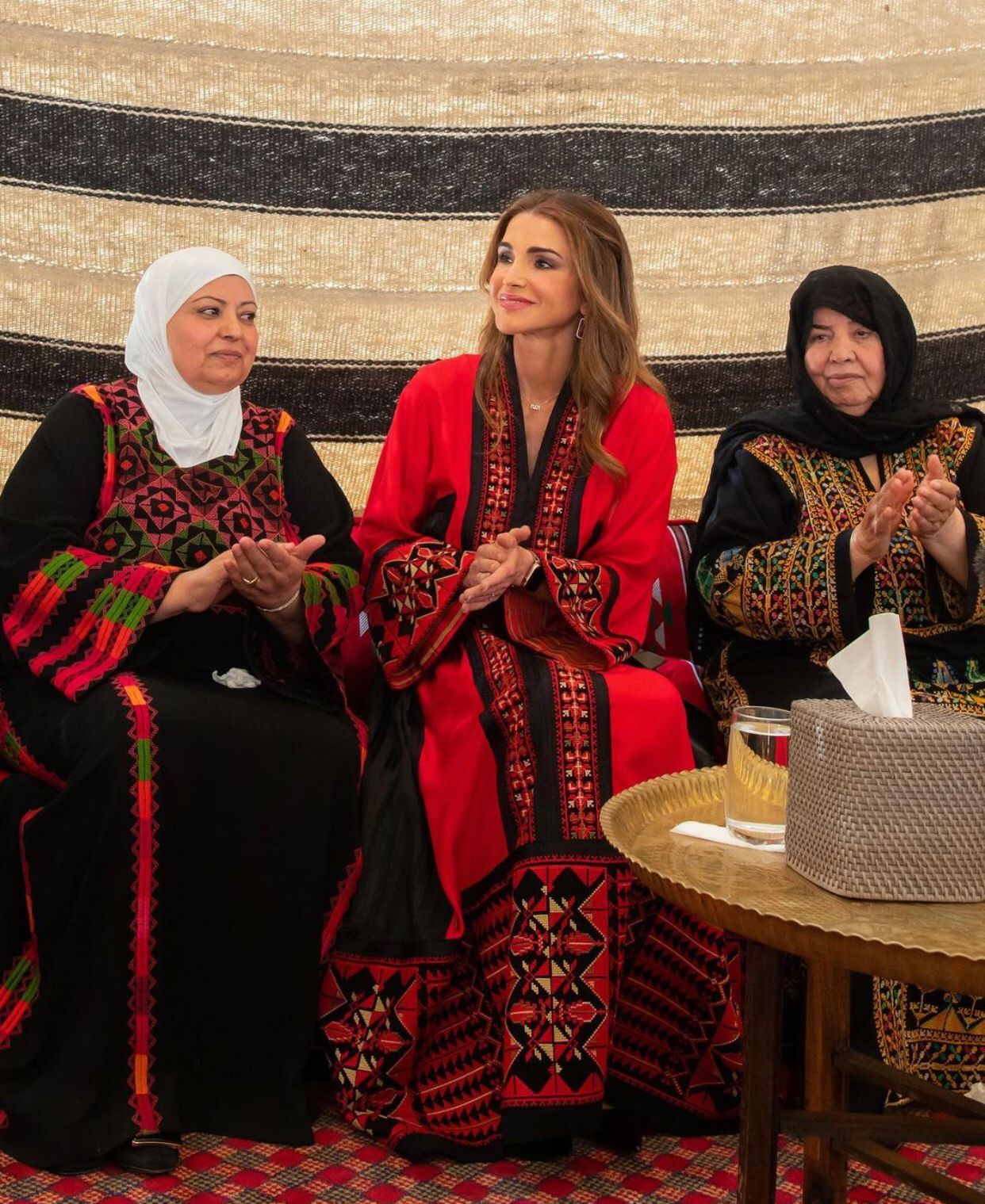 الملكة رانيا: ليحيك ثوبا أردنيا من