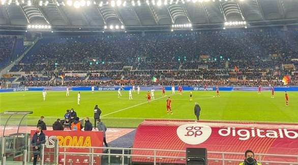 مورينيو يهدي سترته لمشجع نادي روما