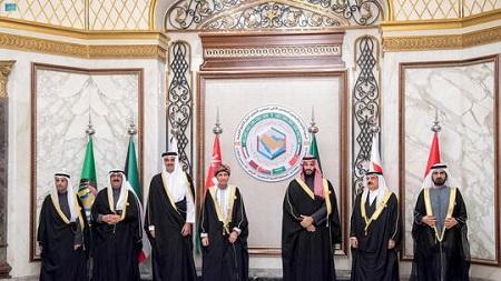 الخليج: نتطلع لدور إيجابي للإدارة الإيرانية