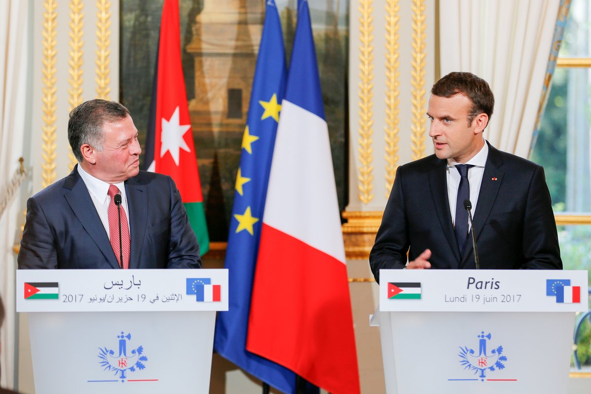 الملك يدعو من فرنسا إلى حل