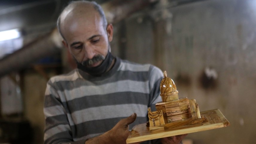 «إياد صقر».. أردني يقاوم اندثار حرفة