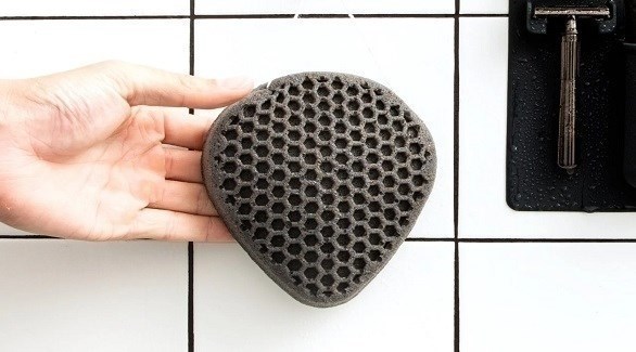 ليفة استحمام محملة بالفحم لبشرة صحية