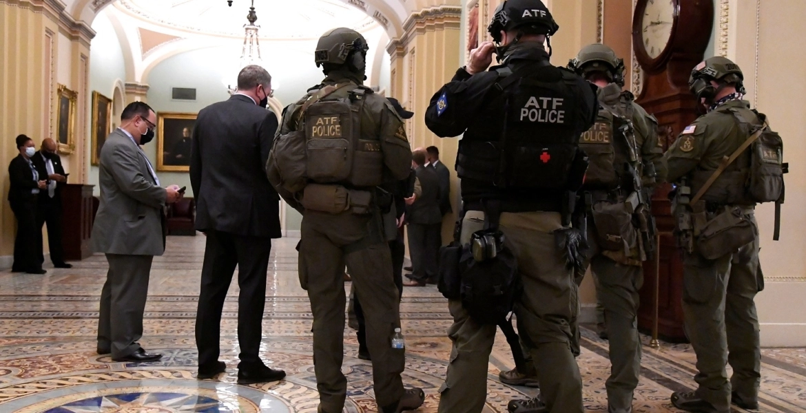 عسكريون أمريكيون سابقون يحذّرون من “تمرد