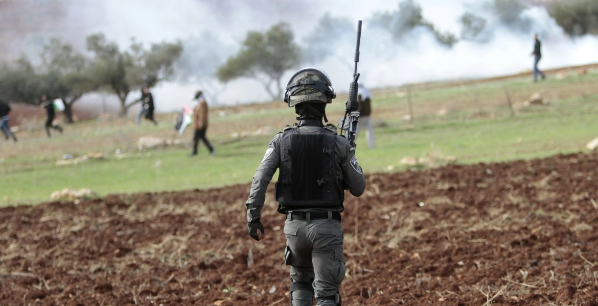 إسرائيل تسمح لجنودها بإطلاق النار على