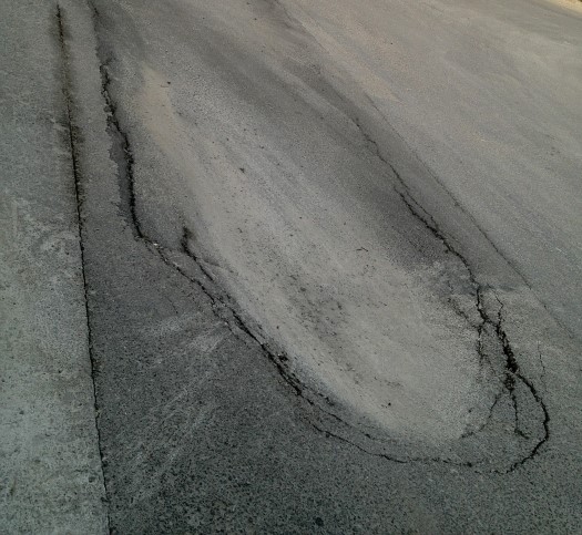 هبوط بالشارع في 3 مناطق بالعاصمة