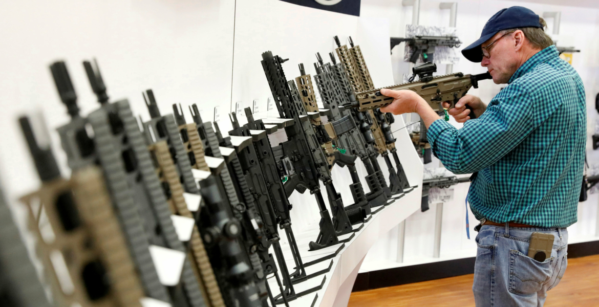 الأسلحة تغزو منازل الأمريكيين في 2021