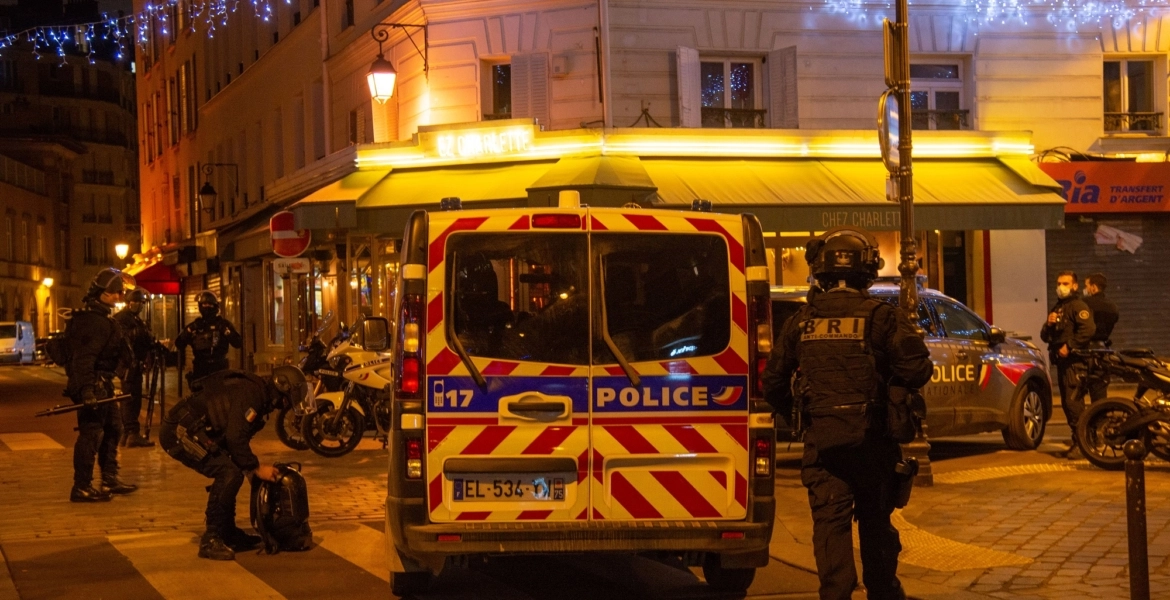 مسلح يحتجز رهينتين في باريس ويطلب