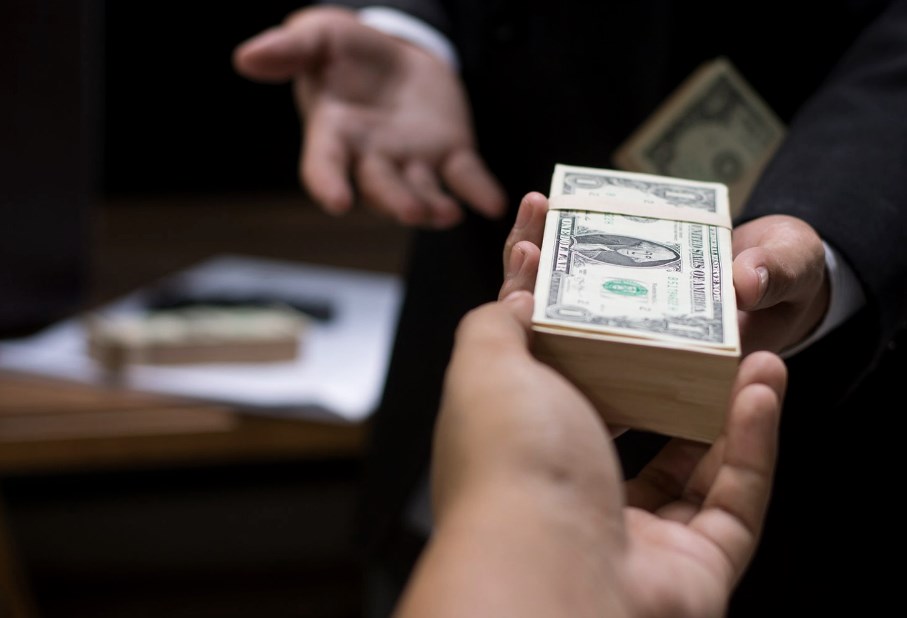 قريبا بالوثائق.. عربيان يمارسان الربا الفاحش