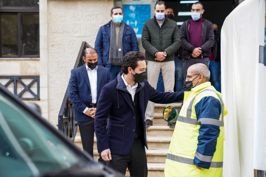 ولي العهد يتفقد مركز طوارئ أمانة