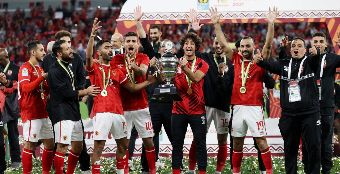 لاعبو الأهلي يحتفلون بعلم فلسطين