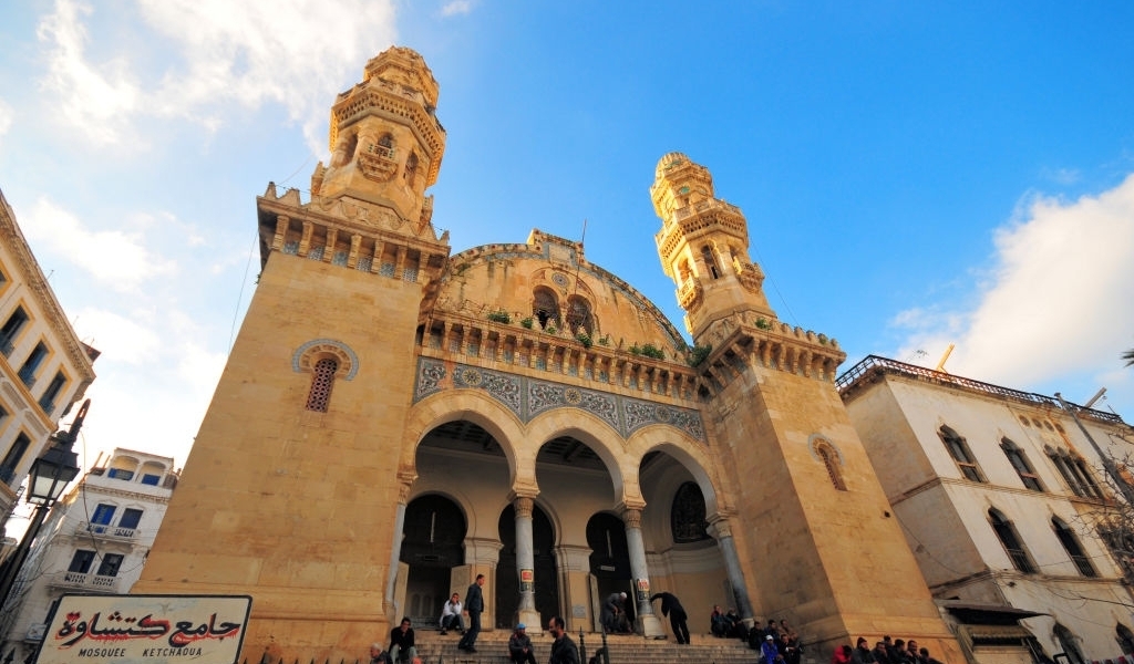 بناه العثمانيون وحوّلته فرنسا لكنيسة ..