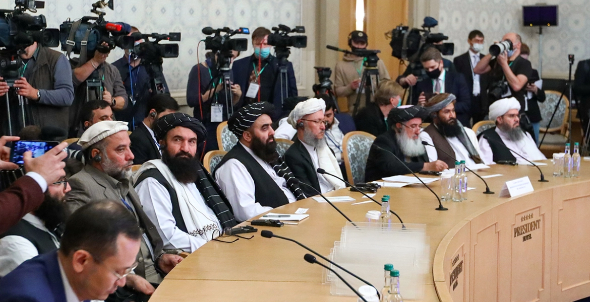 المساعدات في طريقها لطالبان، والحركة تعلق