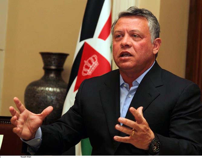 الملك يترأس اجتماعا لمتابعة الأحداث التي