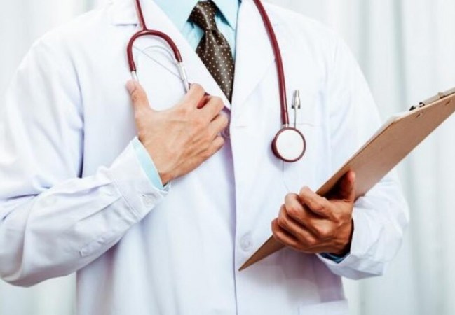 توقيف طبيب لممارسته عمله وهو مصاب