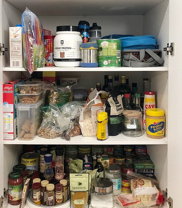 مواد غذائية تحتفظ بها في الخزانة