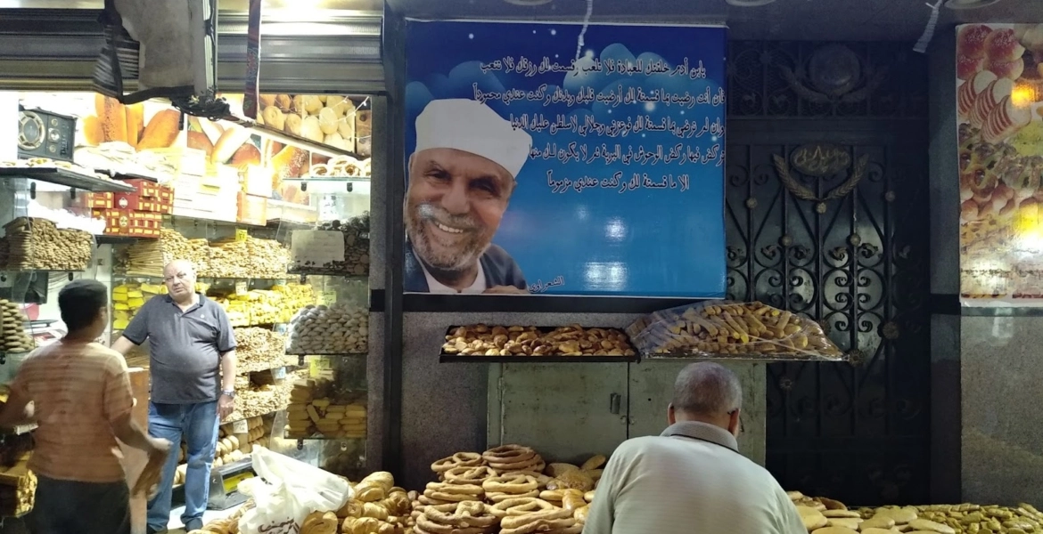 مات قبل 24 عاما وصوره لا