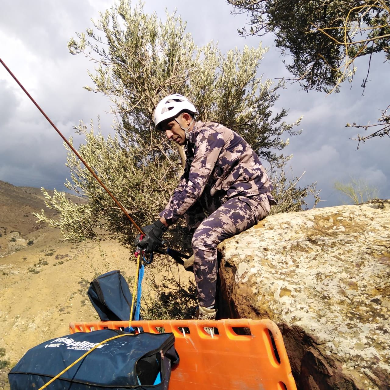 فرق الدفاع المدني تنقذ مواطنا سقط